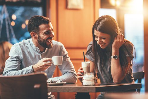 Casal em um encontro no café