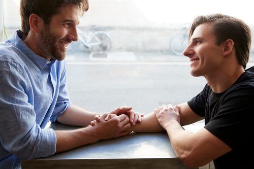 Casal gay em um encontro