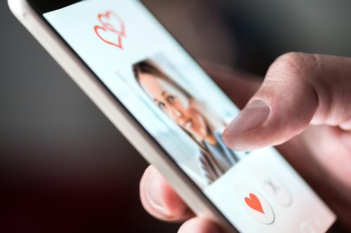 Celular na mão de uma mulher